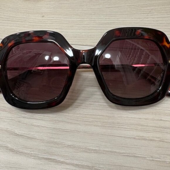 Lily Pulitzer Sunglasses - Picture 1 of 10
